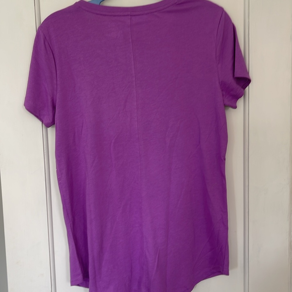 Tek Gear Dry Tek lavender, graphic‎ top. Size medium. Cap sleeve. Hi/lo. NWOT. - Picture 3 of 4